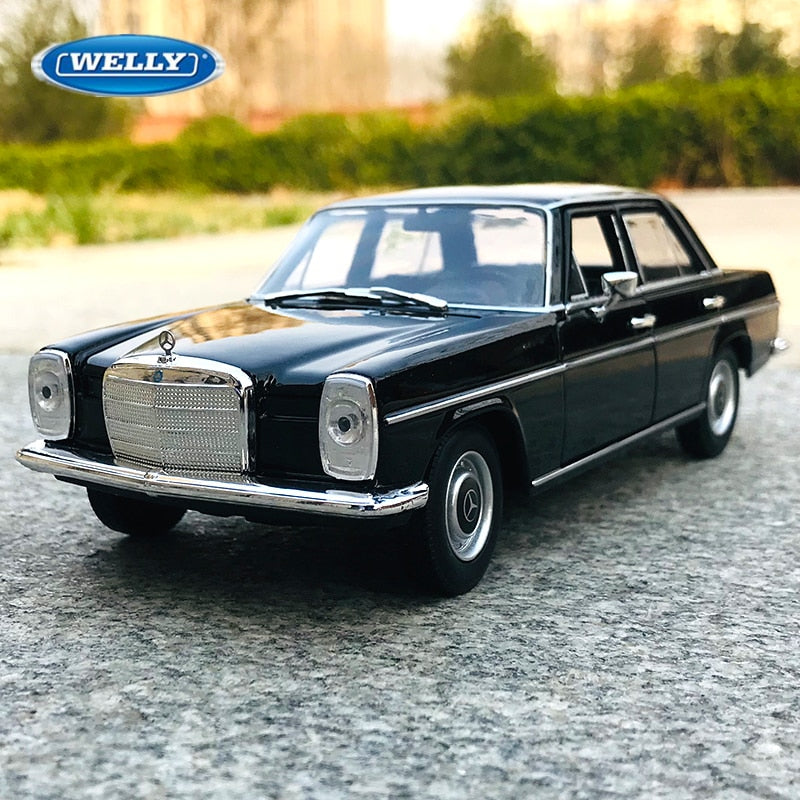 1:24 Mercedes-Benz 220 Die Cast